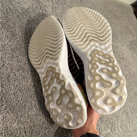 Nike athletic shoes 8.5 - Picture 5 of 5